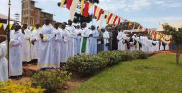 RUTANA : JOURNEE DES CONSACRES : TEL UN VASE AUX FLEURS MUTICOLORES